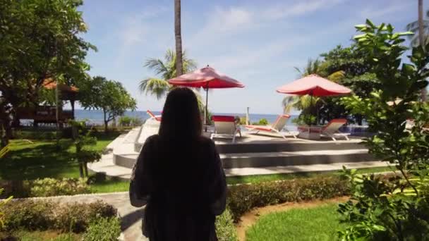 Fille avec un verre de cocktail près de la piscine. — Video