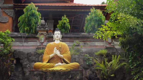 Estatua de Buda en la isla del templo de Bali — Vídeo de stock