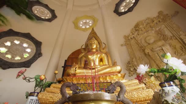 Статуя Буда на храмовом острове Бали — стоковое видео