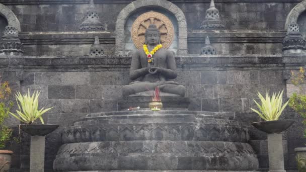 Buda statue in the temple island of Bali — Stock Video