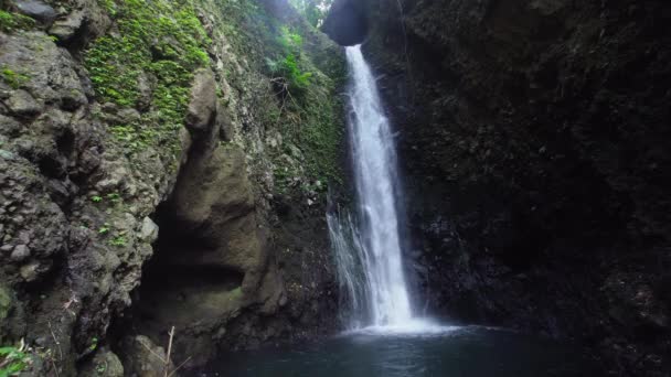Prachtige tropische waterval. Bali, Indonesië. — Stockvideo