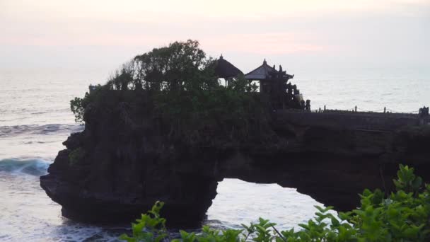 Tempio indù sull'isola Tanah Lot Bali, Indonesia. — Video Stock