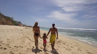 Sahilde çocuklu bir aile.