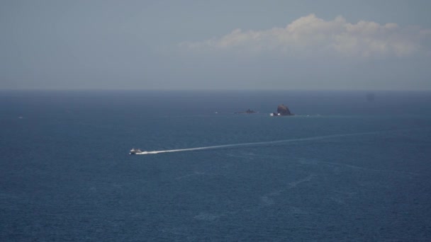 Bateau à moteur sur mer, vue aérienne. Bali, Indonésie 
