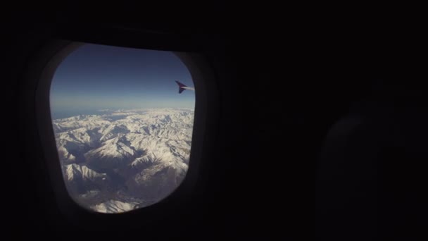 Θέα από το παράθυρο του αεροπλάνου στα βουνά. — Αρχείο Βίντεο