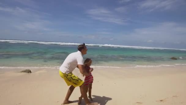 Padre con hija y niño en la playa . — Vídeo de stock