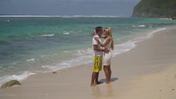 Pareja familiar en la playa. — Vídeos de Stock