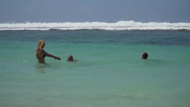 年轻家庭在海上玩耍. — 图库视频影像