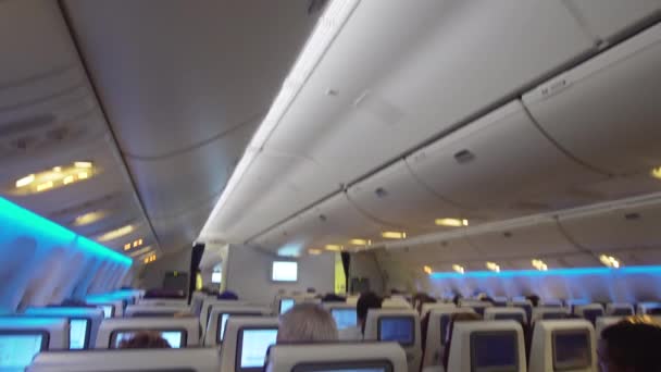 Εσωτερικό του αεροπλάνου επιβατών. — Αρχείο Βίντεο