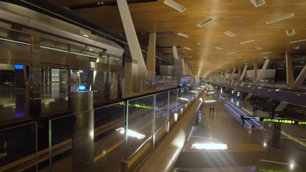 Buitenkant van het nieuwe Hamad International Airport in Doha, Qatar. — Stockvideo