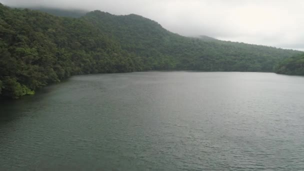 Озеро в горах, Булусан. Филиппины, Luzon — стоковое видео