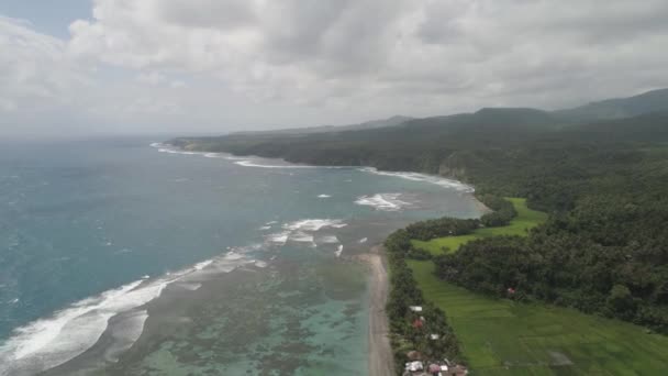 Zeegezicht met strand en zee. Filippijnen, Luzon — Stockvideo