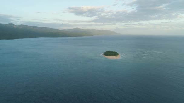 Тропический остров Роза с песчаным пляжем . — стоковое видео
