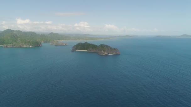 Paisaje marino de las Islas Caramoanas, Camarines Sur, Filipinas. — Vídeo de stock