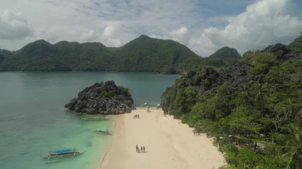 Sjölandskap i Caramoan Islands, Camarines Sur, Filippinerna. — Stockvideo