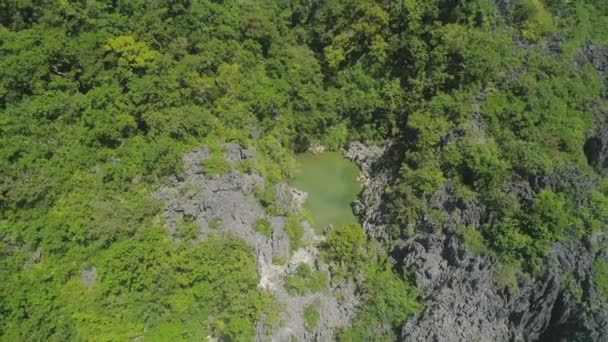 Λίμνη βουνό τροπικό νησί Matukad, νησιά της Caramoan, Καμαρίνες Σουρ, Φιλιππίνες. — Αρχείο Βίντεο