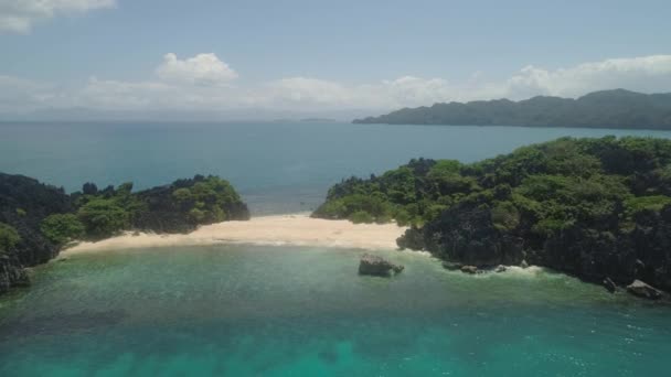 Морський пейзаж з Caramoan островів, Camarines сюр, Філіппіни. — стокове відео