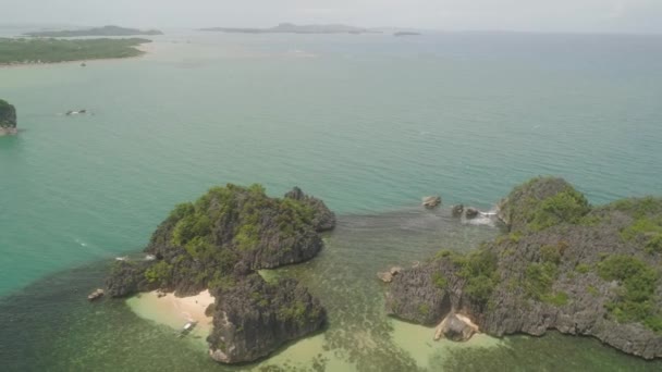 Морской пейзаж Карамоанских островов, Камаринес-Сур, Филиппины. — стоковое видео