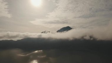 Gün doğumunda göl ve volkan Batur. Bali, Endonezya.