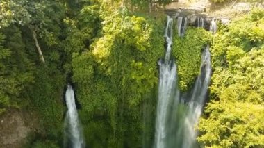 Güzel tropik şelale. Bali, Endonezya.