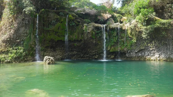 Красивый тропический водопад. Филиппины, Luzon — стоковое фото