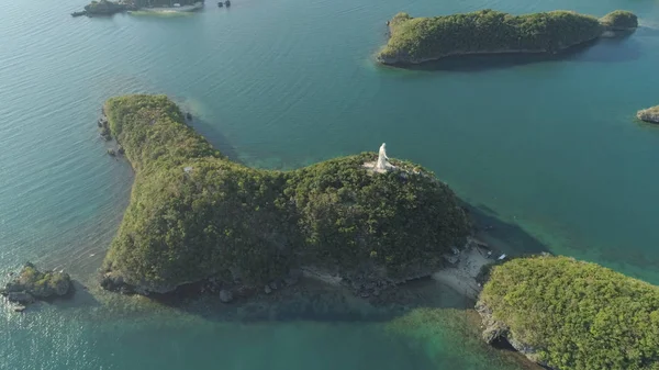 Denizde bir sürü ada. Filipinler.