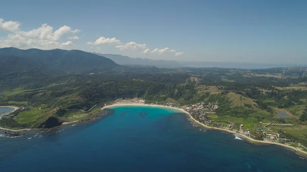 Meereslandschaft mit Strand und Meer. Philippinen, Luzon. — Stockfoto