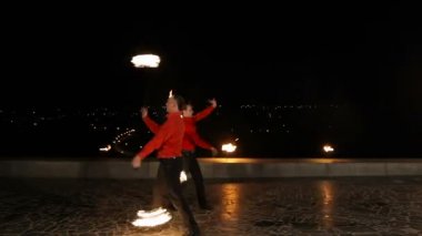 Geceleyin ateş gösterisi.