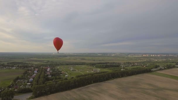 Balon na ogrzane powietrze w niebo nad polem. Widok z lotu ptaka — Wideo stockowe