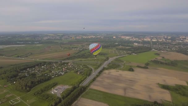 Horkovzdušné balóny na obloze nad polem. Letecký pohled — Stock video