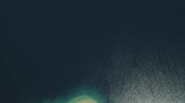 Tropik ada Putipot ile plaj.