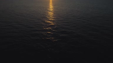 Denizin üzerinde gün batımı.