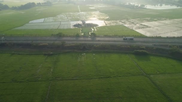 Paisagem tropical com rodovia, campos de agricultores nas Filipinas . — Vídeo de Stock