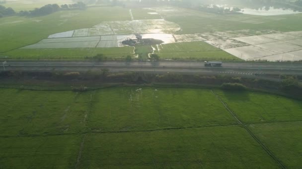 Paisaje tropical con carretera, campos de agricultores en Filipinas . — Vídeo de stock