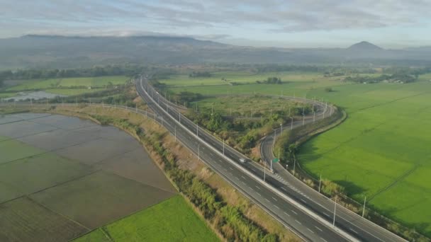 Tropische landschap met snelweg, landbouwer velden in de Filippijnen. — Stockvideo