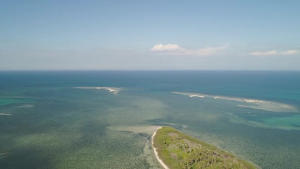 Tropical île de Tanduyong avec plage.