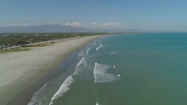 Large plage sur l'île de Luçon, Philippines .