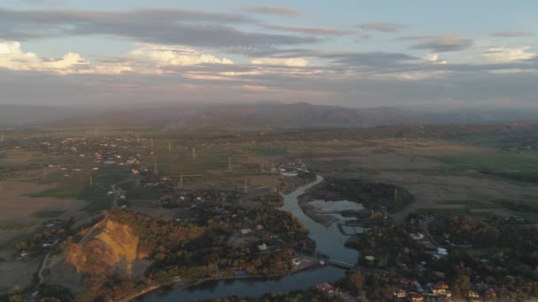 Tropische Landschaft Bergtal mit Dörfern und Ackerland. — Stockvideo