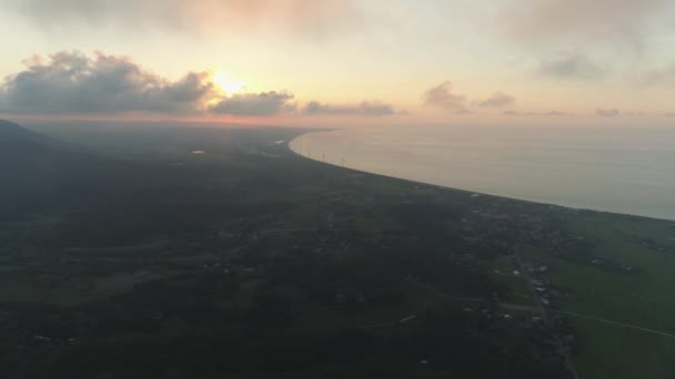 Paysage marin au coucher du soleil. — Video