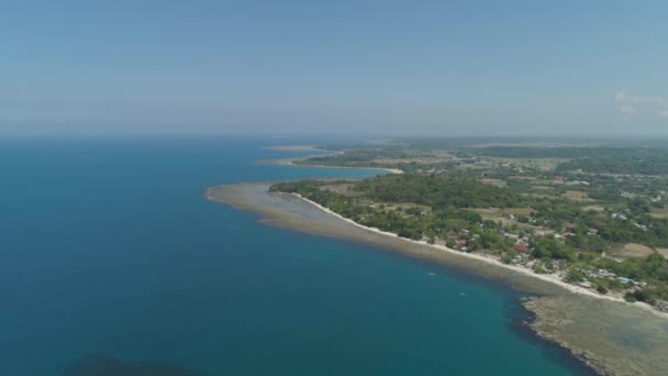 Plajlı deniz manzarası. Filipinler, Luzon — Stok video