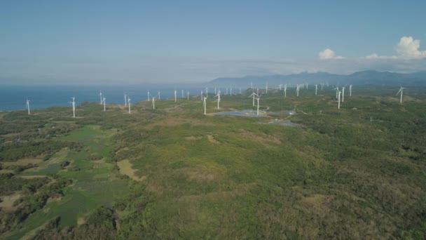 風車のあるソーラーファーム。フィリピン、ルソン島 — ストック動画
