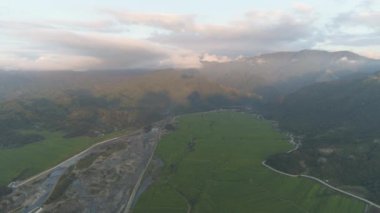Tropikal peyzaj dağ Vadisi köyleri ve tarım arazileri ile.