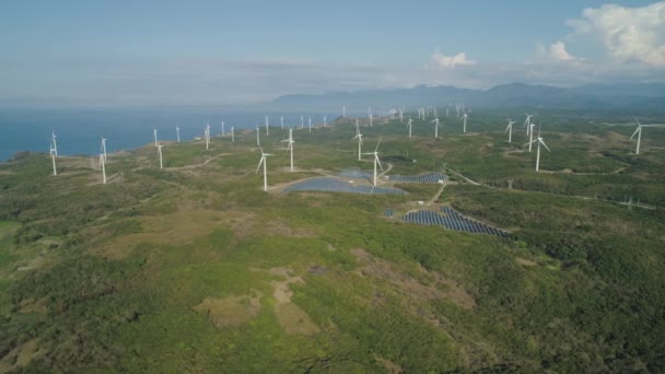 Solar Farm s větrnými mlýny. Filipíny, Luzon — Stock video