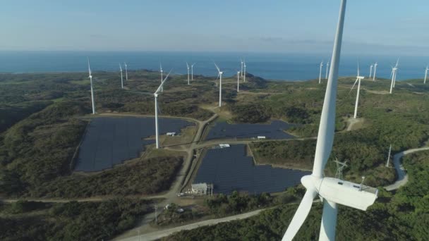 Solar Farm med väderkvarnar. Filippinerna, Luzon — Stockvideo