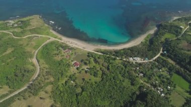 Plaj ve deniz manzaralı bir deniz manzarası. Filipinler, Luzon.