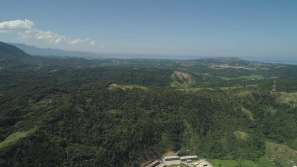 Solar Farm s větrnými mlýny. Filipíny, Luzon — Stock video