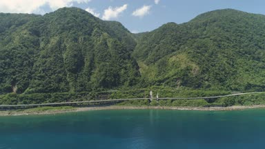 Denizin kenarında viyadük otoyolda. Filipinler, Luzon