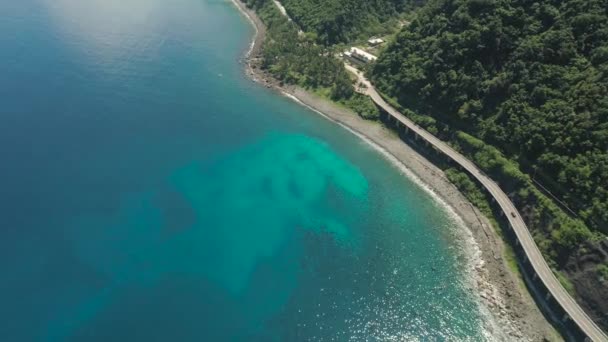 Motorvägen på viadukten vid havet. Filippinerna, Luzon — Stockvideo