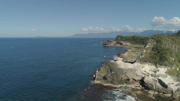 Formation rocheuse naturelle de pierre calcaire sur la côte. Vue Aérienne de L'attraction Touristique Kapurpurawan Rock Formation à Ilocos Norte Philippines, Luçon .