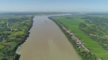 Tarım arazileri nehirde. Filipinler, Luzon